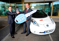 Autoperiskop.cz  – Výjimečný pohled na auta - Nissan předal v České republice první 100% elektromobil Nissan Leaf společnosti ABB