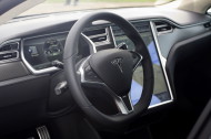 Autoperiskop.cz  – Výjimečný pohled na auta - Tesla Model S čtyřdveřový, pět metrů dlouhý plně elektrický pětisedadlový sedan luxusní třídy – cena v ČR předběžně stanovena na 3 350 000 Kč
