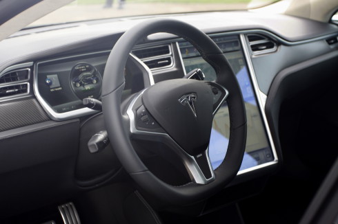 Tesla Model S čtyřdveřový, pět metrů dlouhý plně elektrický pětisedadlový sedan luxusní třídy – cena v ČR předběžně stanovena na 3 350 000 Kč