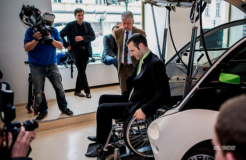 Unikátní vozidlo pro vozíčkáře, výrobek hanácké společnosti ZLKL, bylo 15. května představeno v souvislosti s jeho prodejem na našem trhu