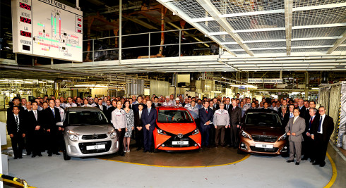 Kolínská automobilka TPCA Toyota Peugeot Citroën slaví zahájení sériové produkce nové generace vozů Toyota AYGO, Peugeot 108 a Citroën C1.