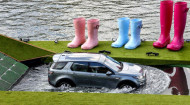 Autoperiskop.cz  – Výjimečný pohled na auta - Land Rover představil den před začátkem pařížského autosalonu nový model Discovery Sport uprostřed města na řece Seině na 80 metrů dlouhém člunu