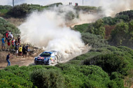 Autoperiskop.cz  – Výjimečný pohled na auta - Posádka Sébastien Ogier/Julien Ingrassia (F/F) a tým Volkswagen učinily vítězstvím v Rallye Itálie na Sardinii velký krok v boji o titul mistra světa