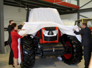 Autoperiskop.cz  – Výjimečný pohled na auta - Legenda se vrací! ZETOR představuje nový CRYSTAL, první traktor s šestiválcovým motorem – k prvním zákazníkům se ZETOR CRYSTAL dostane již v průběhu letních měsíců