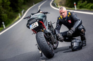 Autoperiskop.cz  – Výjimečný pohled na auta - Motocyklový expert Pepa Sršeň a Bridgestone radí, jak si nejlépe užít jízdu v jedné stopě