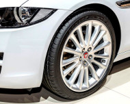 Autoperiskop.cz  – Výjimečný pohled na auta - Nový Jaguar XE obouvá pneumatiky Dunlop