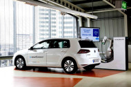 Autoperiskop.cz  – Výjimečný pohled na auta - Volkswagen vyvíjí automatizovaný systém rychlého nabíjení pro novou generaci elektromobilů: „e-smartConnect“ s akumulátory s vysokou kapacitou umožňují dojezd 500 km
