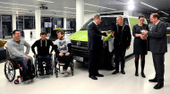 Autoperiskop.cz  – Výjimečný pohled na auta - Společnost Porsche Česká republika pokračuje v podpoře neziskových organizací: nově navázala spolupráci s Nadačním fondem Emil, jehož zástupci převzali včera vůz Volkswagen Transporter