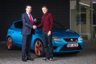 Autoperiskop.cz  – Výjimečný pohled na auta - Pavel Maslák ověnčil nový SEAT Leon CUPRA 290 svou zlatou medailí z halového MS