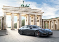 Autoperiskop.cz  – Výjimečný pohled na auta - Porsche oslavuje světovou premiéru Porsche Panamera v Berlíně za spektakulární inscenace světla, hudby a choreografie