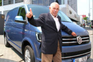 Autoperiskop.cz  – Výjimečný pohled na auta - Gerhard Plattner se vydá dnes ráno v úterý 7.června za volantem nového skříňového modelu Volkswagen Transporter 2.0 TDI na trasu Praha-Hannover-Praha,  s návratem do Prahy počítá již zítra 7.června