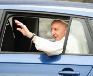Autoperiskop.cz  – Výjimečný pohled na auta - ŠKODA RAPID SPACEBACK ve službách papeže Františka během návštěvy Irska