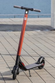 Autoperiskop.cz  – Výjimečný pohled na auta - SEAT na český trh uvádí moderní koloběžku eXS KickScooter powered by Segway