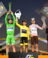 Autoperiskop.cz  – Výjimečný pohled na auta - Vítěz Tour de France Egan Bernal slaví s křišťálovou trofejí navrženou ŠKODA AUTO