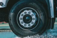 Autoperiskop.cz  – Výjimečný pohled na auta - Pneumatika Bridgestone Duravis R002 dosáhla v testech TÜV SÜD nejlepších výsledků na mokru