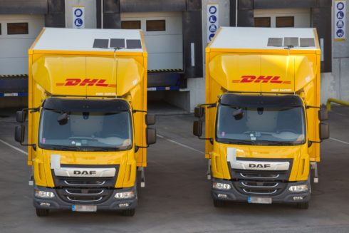 DHL Supply Chain snižuje emise z dopravy solárními panely na nákladních vozidlech