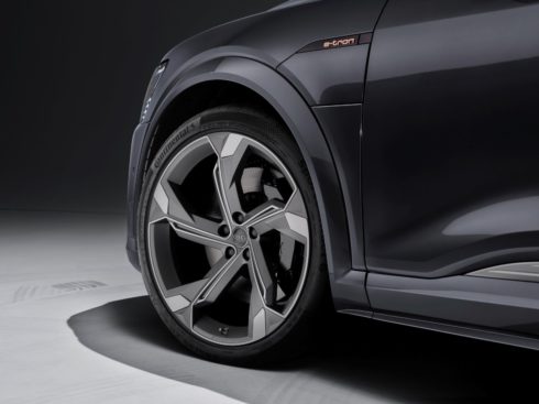 Audi vylepšuje modely e-tron nabíjením střídavým proudem o výkonu 22 kW a zvýšením jízdního komfortu