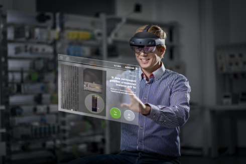 ŠKODA AUTO testuje brýle rozšířené reality pro údržbu strojů a technická školení