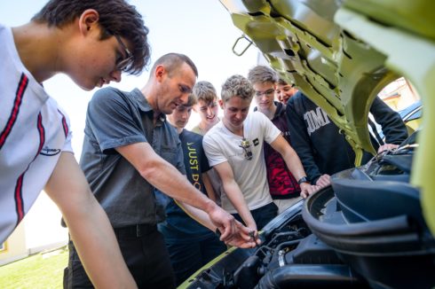 Kia darovala středním průmyslovým školám v Plzni a Čáslavi vozy ke studijním účelům