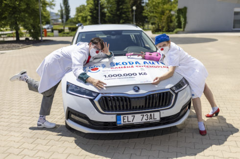 ŠKODA AUTO darovala 1 milion korun organizaci Zdravotní klaun