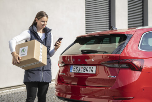 ŠKODA AUTO nyní umožňuje dodat zásilky do auta díky nové službě Přístup do vozu