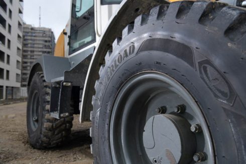 Goodyear uvádí na trh řadu POWERLOAD® Vyšší odolnost a lepší trakce pro kompaktní kolové nakladače a grejdry