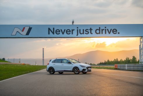 Autoperiskop.cz  – Výjimečný pohled na auta - Hyundai se stává generálním partnerem Autodromu Most