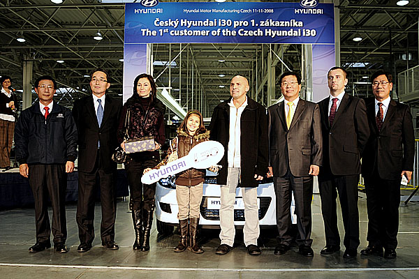 11. listopadu převzal český Hyundai i30 slavnostně v továrně v Nošovicích první zákazník v ČR