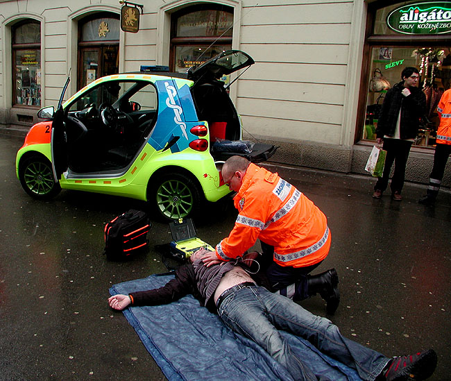 E.ON a Mercedes-Benz uvedli do provozu první elektromobil smart pro Zdravotnickou záchrannou službu Hlavního města Prahy