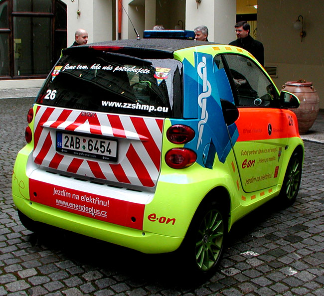 E.ON a Mercedes-Benz uvedli do provozu první elektromobil smart pro Zdravotnickou záchrannou službu Hlavního města Prahy