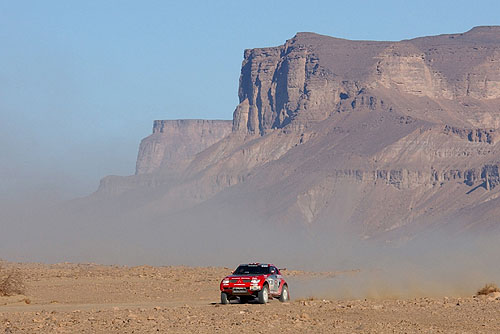 Mitsubishi vyjíždí dnes na 11. etapu soutěže Dakar 2003 stále na prvním a druhém místě