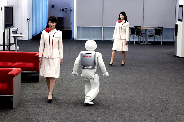 Společnost Honda představila zcela nového, výrazně vyspělejšího robota ASIMO