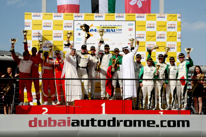 Závod Dunlop 24 hodin v Dubaji ovládl po roce stejný závodní tým Mercedes-Benz Závod Dunlop 24 hodin v Dubaji ovládl po roce stejný závodní tým Mercedes-Benz