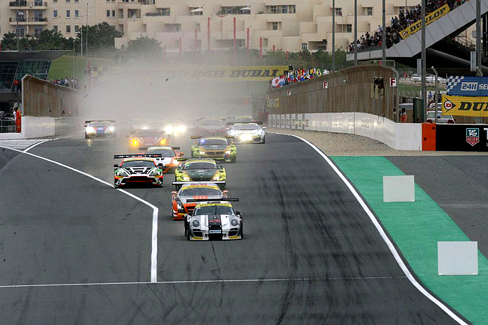 Závod Dunlop 24 hodin v Dubaji ovládl po roce stejný závodní tým Mercedes-Benz Závod Dunlop 24 hodin v Dubaji ovládl po roce stejný závodní tým Mercedes-Benz