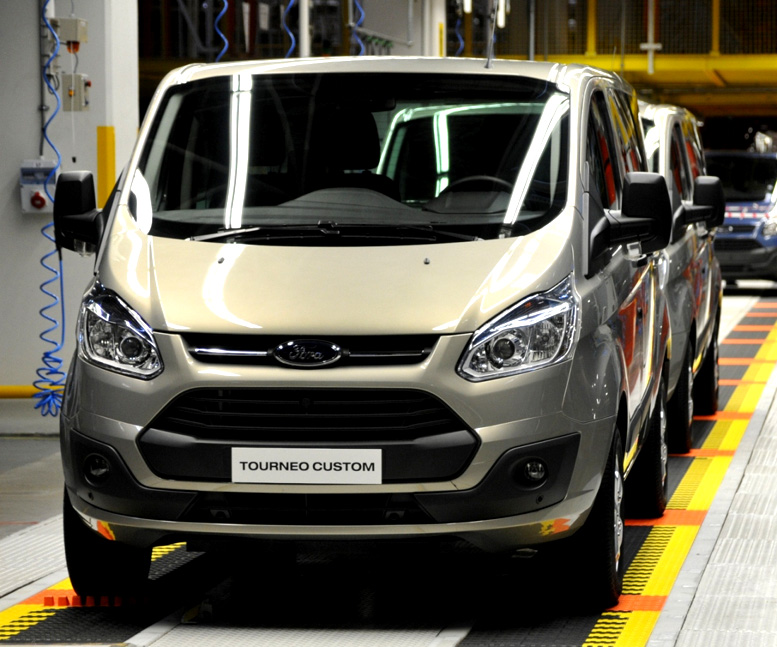 Z výrobní linky v tureckém Kocaeli včera vyjely dva nové užitkové modely značky Ford: Transit Custom a Tournea Custom