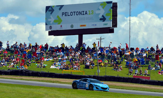 Prototyp Hondy NSX nadchl během ukázkového kola na okruhu Mid-Ohio fanoušky motoristického sportu