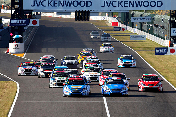 Honda Civic WTCC skončila při své premiéře v 1. a 2. závodě na 9. a 10. místě