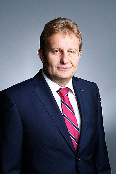 Ing. Jiří Matula se po téměř dvou a půl letech vrací do čela společnosti UniCredit Leasing CZ, a.s.: od 5. března 2013 se stal předsedou představenstva a generálním ředitelem Ing. Jiří Matula se po téměř dvou a půl letech vrací do čela společnosti UniCredit Leasing CZ, a.s.: od 5. března 2013 se stal předsedou představenstva a generálním ředitelem