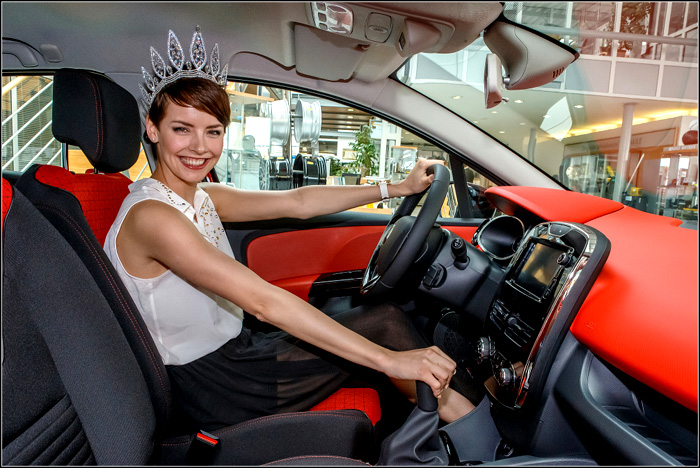 České Miss 2013 Gabriela Kratochvílová převzala Renault Clio Grandtour v pátek 19. dubna