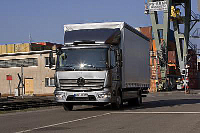 Nový Mercedes-Benz Atego s motory Euro VI je čtvrtým členem zcela nové rodiny nákladních vozidel Mercedes-Benz