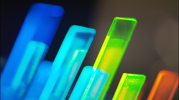 Spolupráce BASF a společnosti Philips přináší první OLED osvětlení pro průsvitné střechy aut Spolupráce BASF a společnosti Philips přináší první OLED osvětlení pro průsvitné střechy aut
