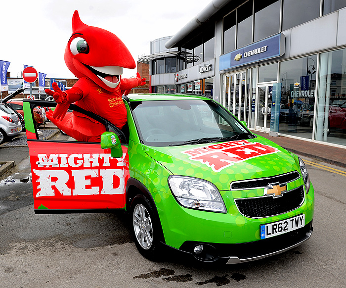 Chevrolet daroval pro maskota Liverpool FC, nazývaného Mighty Red, nový Chevrolet Orlando