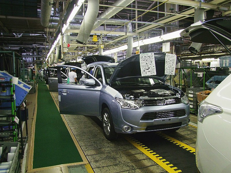 Společnost Mitsubishi (MMC) zahájila výrobu průkopnického Plug-in hybridu pro Evropu