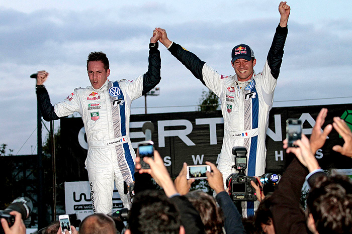 Sébastien Ogier a Julien Ingrassia na Volkswagenu Polo R WRC vybojovali titul mistra světa v rallye FIA WRC 2013
