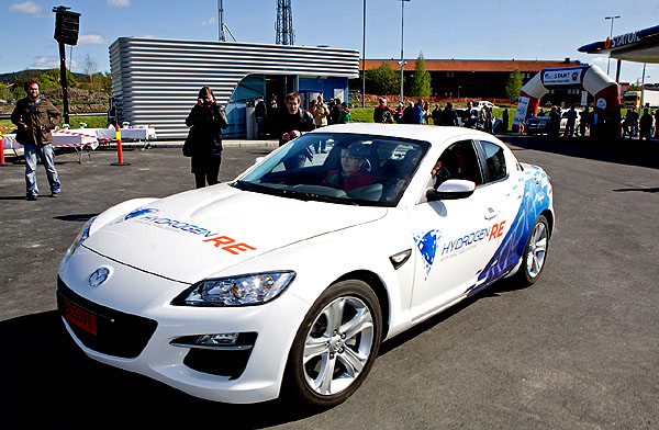 Mazda odhalila první vozidlo RX-8 Hydrogen RE na oslavách v Oslu