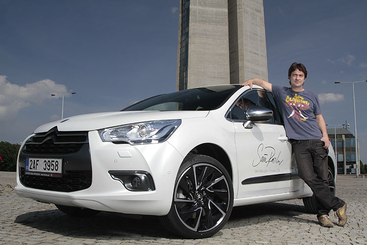 Saša Rašilov jezdí bílým Citroënem DS4