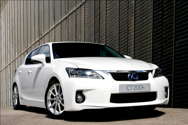 Nový model Lexus CT 200h se včera - 22. prosince 2010 začal vyrábět v japonském závodu Toyota Motor Kyushu