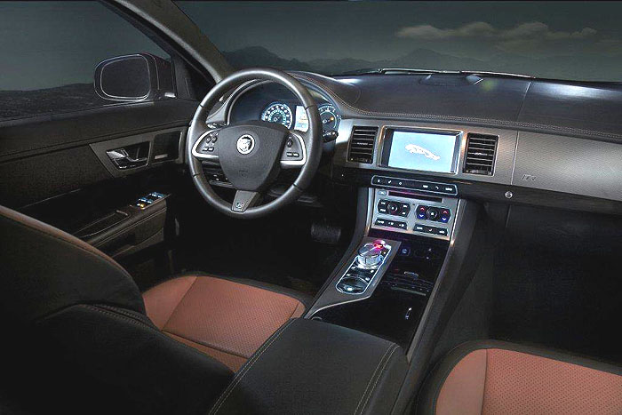 Nový sedan Jaguar XF a sportovní kupé XK mají svou premiéru v rámci letošního autosalonu v New Yorku.