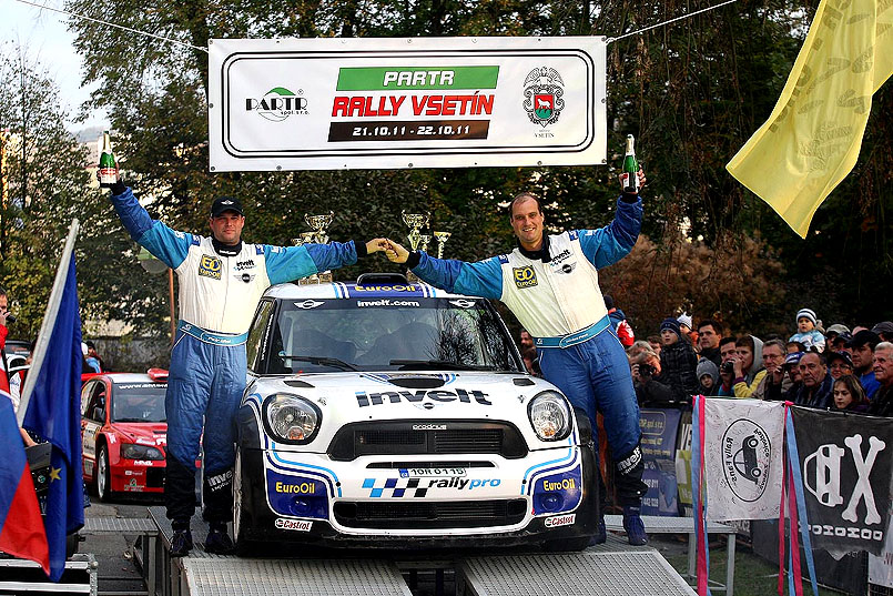 Závodní speciál MINI společnosti Invelt prokázal své kvality na Rally Vsetín.