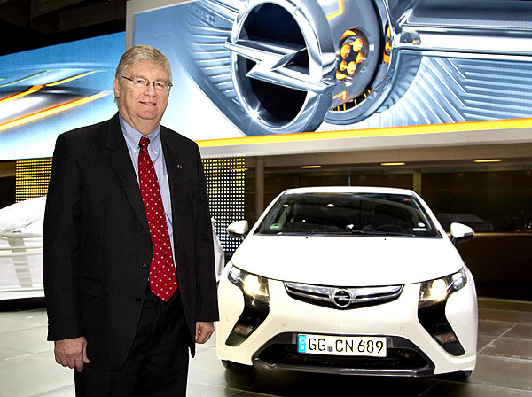 Nick Reilly, šéf automobilky Opel, dorazil s elektromobilem Opel Ampera na ženevský autosalon